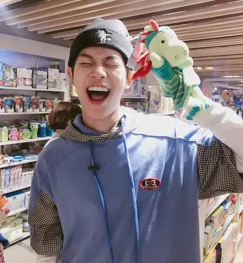 笑起来超甜的干净男孩 感觉他的笑容能治愈一切呢