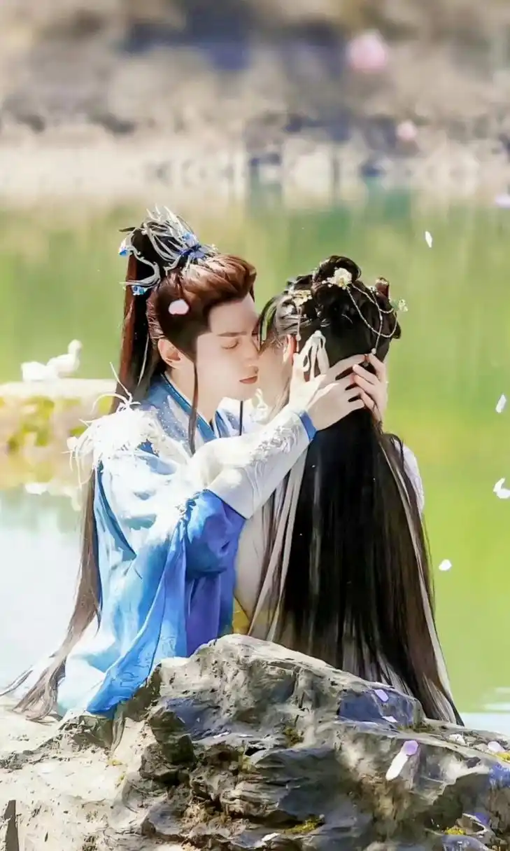 《长月烬明》罗云熙和白鹿的吻戏!他们俩都非常了解粉丝的需求.