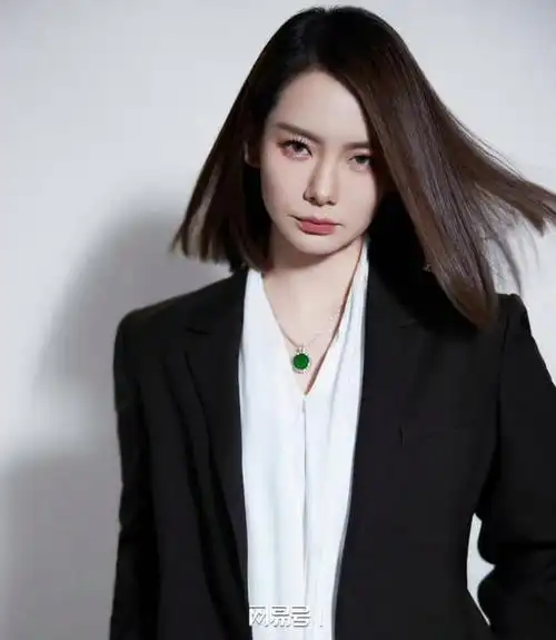 太惊艳戚薇蓝色西装造型又美又飒霸气十足不愧是戚哥