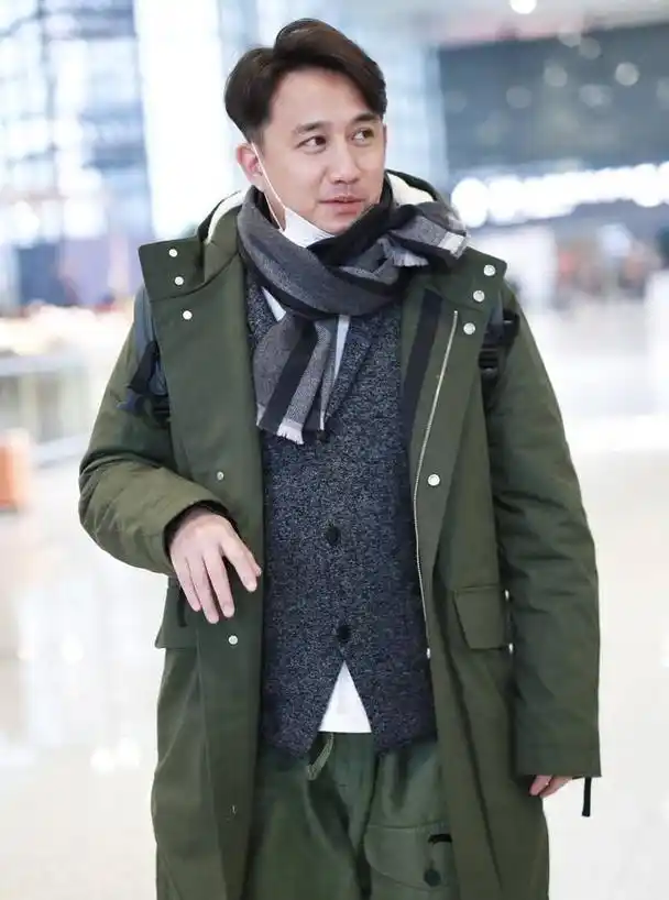 黄磊可算穿嫩了,穿嫩黄色毛衣不像48,过年学他这么穿保准有范