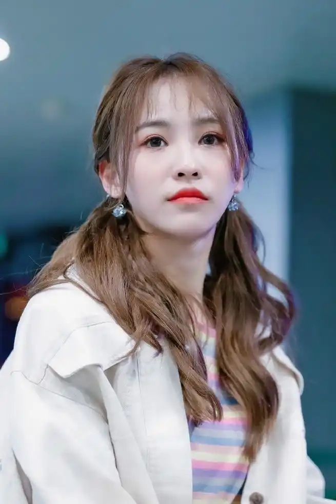 这是近期媒体发布的一组蒋申的街拍照片,貌似是刚出机场.