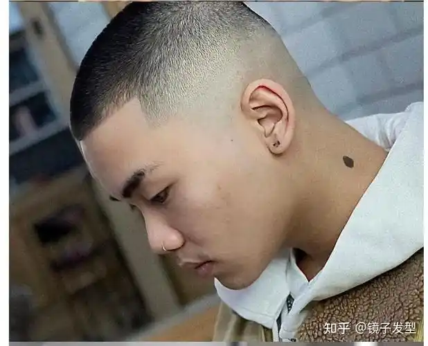 园寸头可以说是男士发型当中最简单省事的一种发型,超短的发型不用