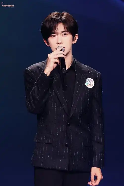 易烊千玺献唱不辞星海##易烊千玺于适同框照##易烊千玺电影小小的我