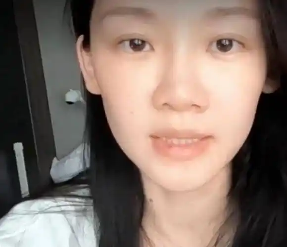 原创苗苗分享自己种菜日常素颜出镜十分真实嘴唇上破皮引热议