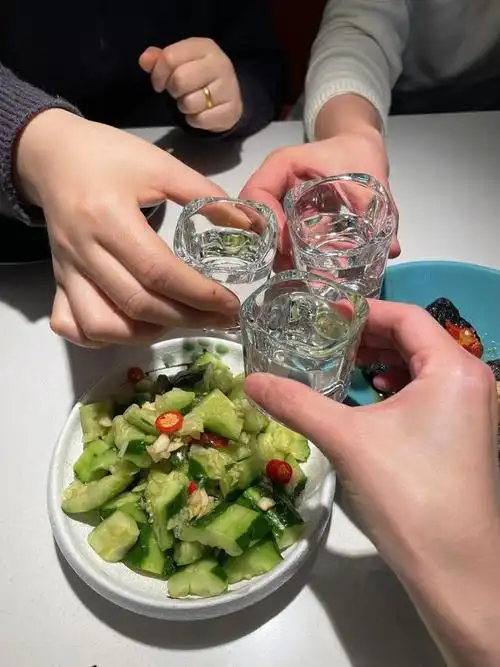 你身边有没有几个爱喝酒的女生?能喝点小酒的女人都是性情中人!