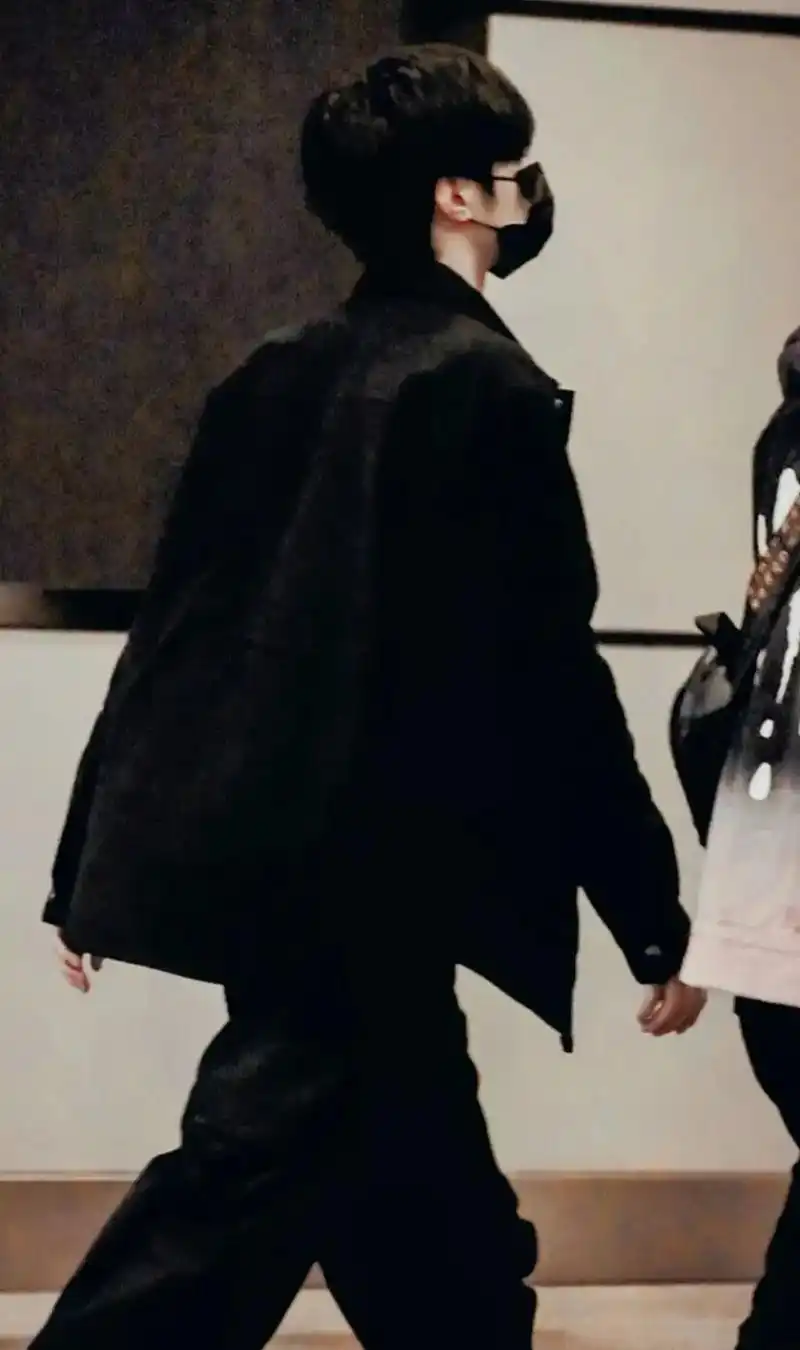 阿文的背好有安全感#刘耀文#爱豆#安全感#背影#绝了#神仙颜 - 抖音