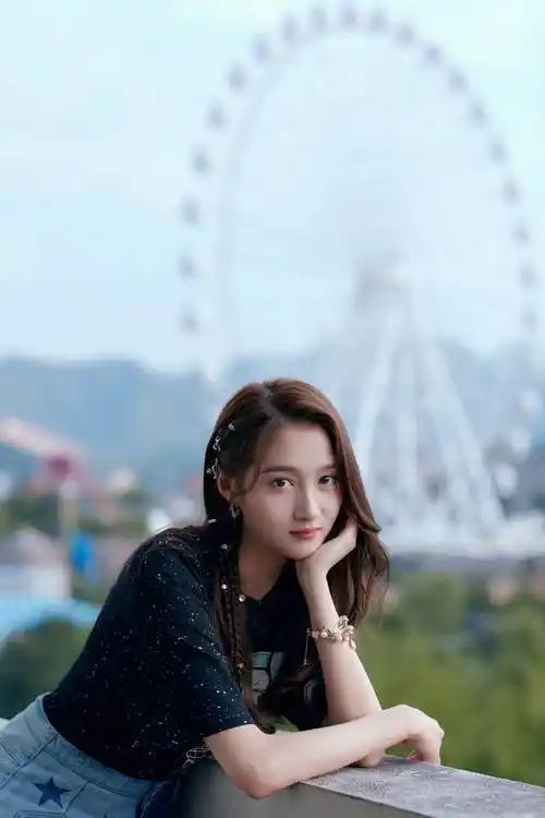 鹿晗关晓彤又发糖两人暗戳戳穿情侣装晒自拍网友有夫妻相了