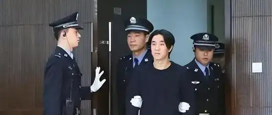 相比于柯震东,因为房祖名的问题较严重,所以他在牢里住了6个月.