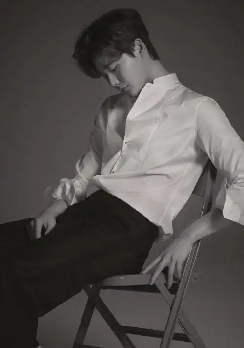 李钟硕最新帅气迷人黑白质感写真图片
