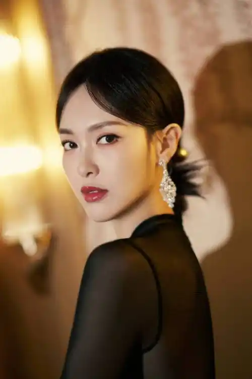 原创唐嫣分享美照白色高叉礼服宛如新娘黑色长裙英姿飒爽