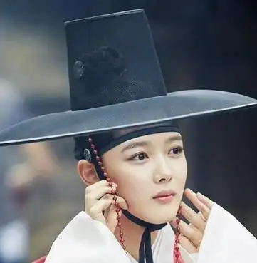 的一个亮点,金裕贞将长在头顶上挽起来,戴上韩国士大夫标准的帽子,穿
