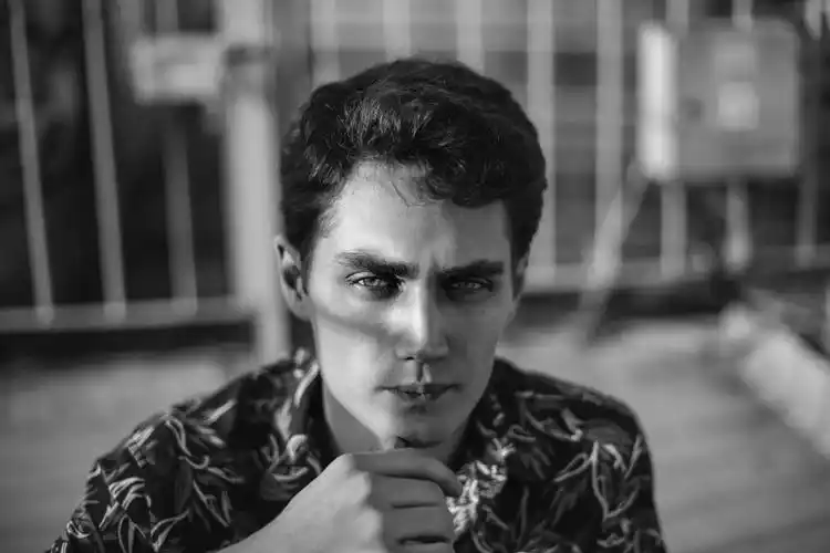 灰度照片的人grayscale photograph of man|人,咖啡,咖啡因,咖啡杯