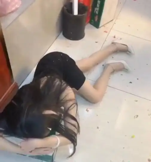 一名女子穿着性感,醉酒吐在走廊上,网友:谁敢要?