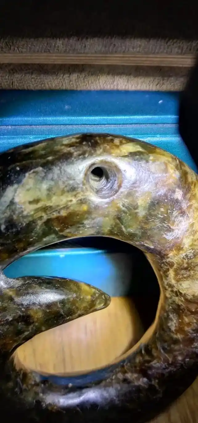 红山文化玉猪龙,多次对钻孔道,强光照孔道内放大看,粘有细小的 - 抖音