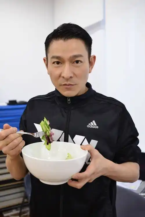 刘德华:10年不吃米饭,活像苦行僧,他的日子不是人过的_自律_生活_控制