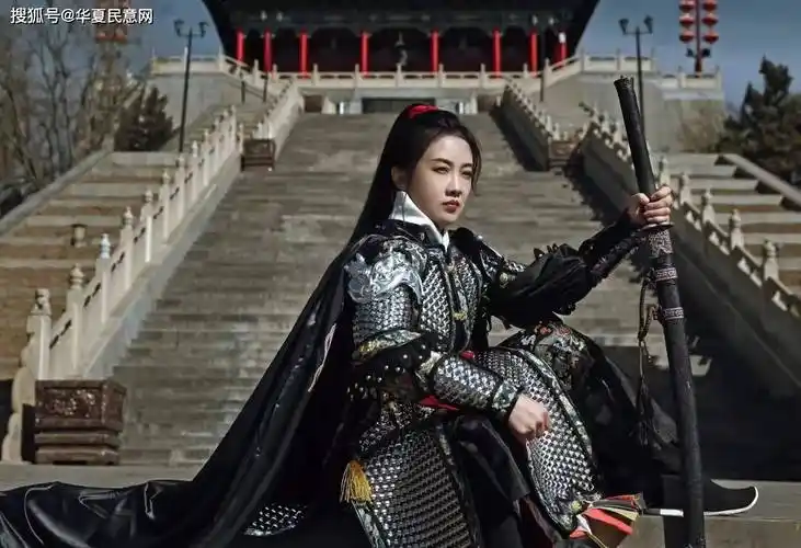 战袍加身,城头挥舞旌旗,召唤千军万马!图片视频中的