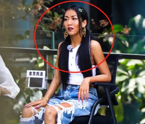 吉克隽逸的皮肤有多黑?录《跑男》与蔡徐坤坐一起,这肤色差绝了