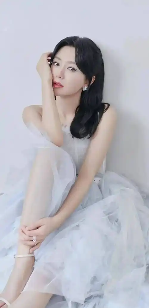 40岁的秦岚,明媚优雅又可爱_生活_眼睛_饰物