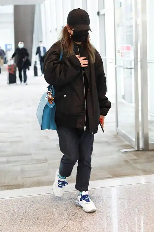 赵薇接地气,穿着黑色羽绒服搭黑色牛仔裤,低调但是又显气场!