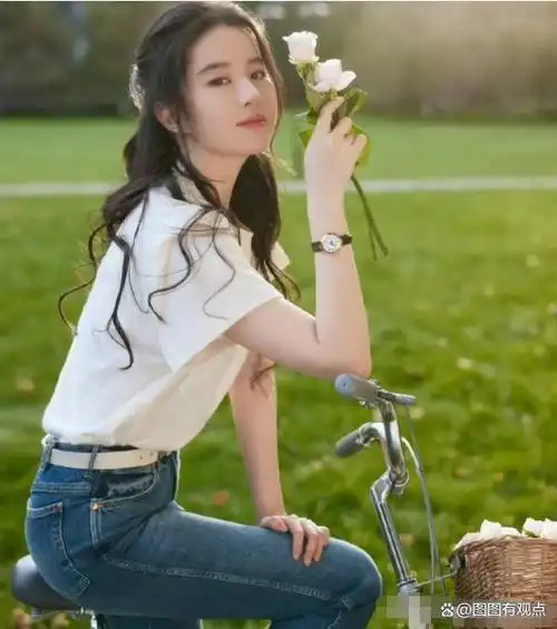 刘亦菲,华语影视女演员,歌手,2002 年因饰演《金粉世家》白秀珠一角