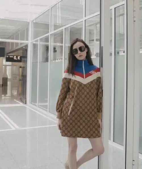 31岁倪妮真是有颜任性了,套着个"布袋"走机场,这腿真羡慕不来|街拍|穿