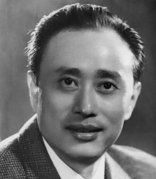 男,江苏常熟人,中国电影明星,上海电影制片厂优秀演员,中国民主同盟会