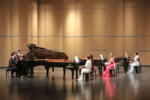 青岛网红新地标首迎多钢琴音乐会,钢琴家茅为蕙一"摔"惊人 _中国