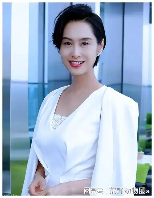 53岁朱茵近照曝光,状态自然,网友纷纷赞叹其颜值似何超琼!