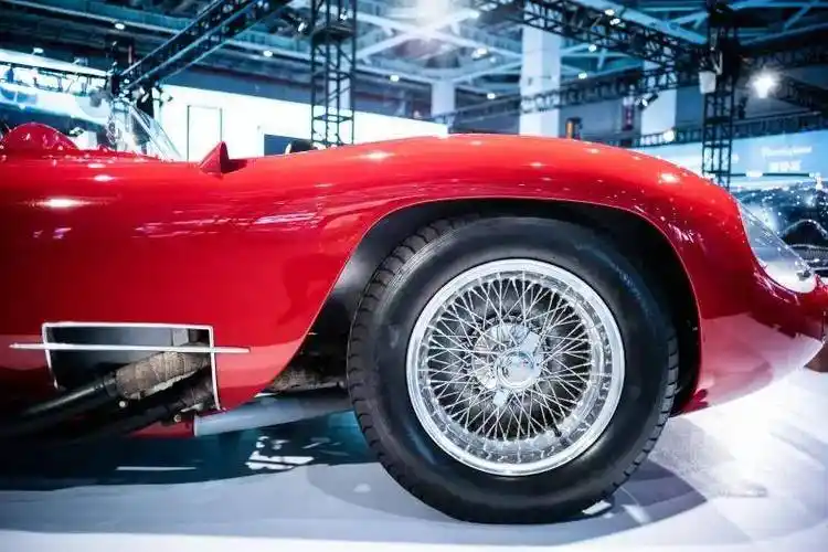 这辆车历史上的主人来自于法国知名品牌迪奥的创始人迪奥先生