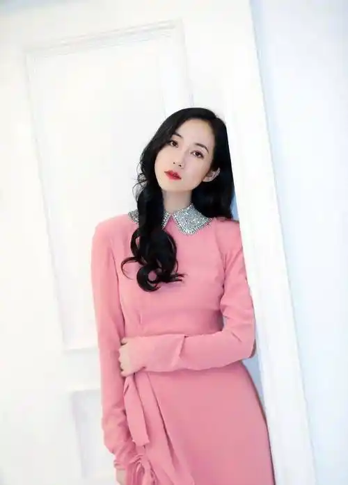 霸气张碧晨与知性韩雪撞衫,同是亮片裙,谁更胜一筹呢?_显得_自带_气质