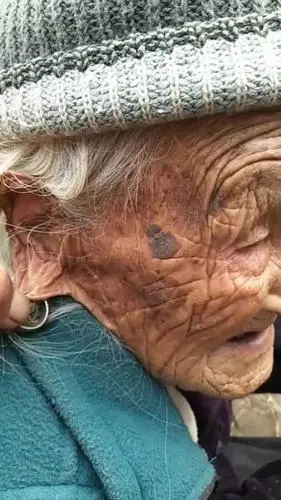 凡是长寿的老人多数大耳朵,常年戴着金银耳环!