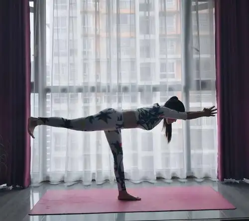 总有一个比你忙的人,在坚持瑜伽