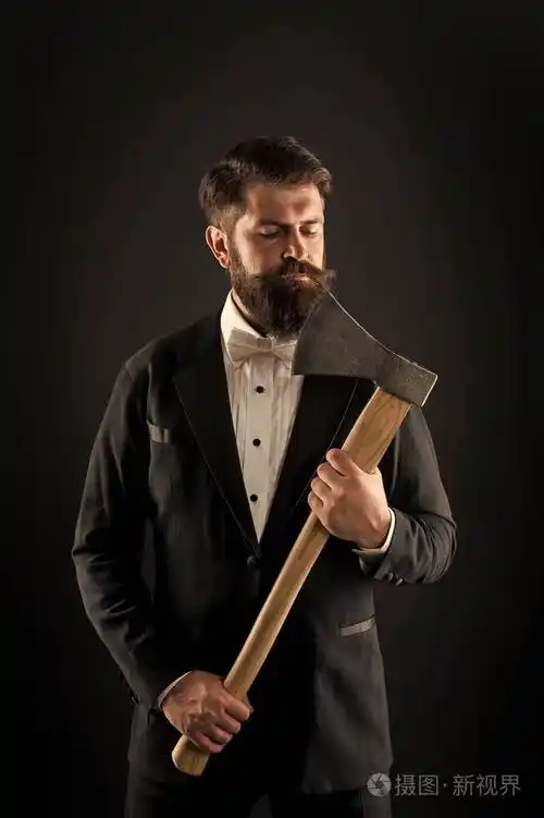 凶残的胡子残暴的新郎手持斧头时髦的人把锋利的斧头