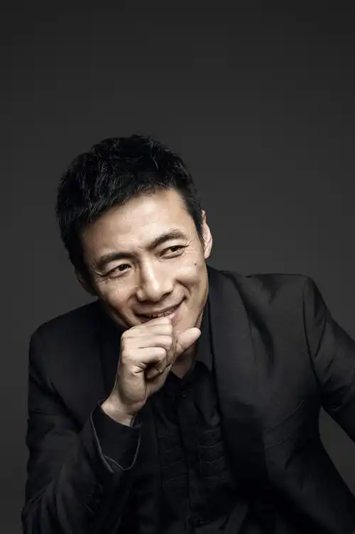 祖峰最新写真尽显深邃儒雅气质