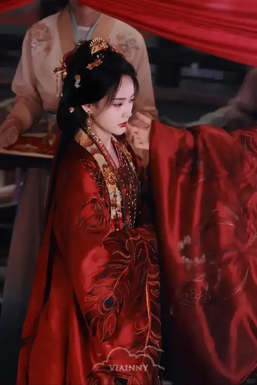 李一桐 内娱红衣美女代表