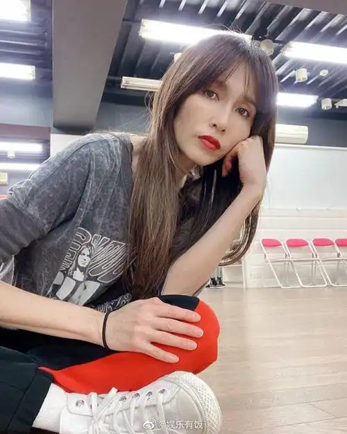 组图:工藤静香晒最新写真 身材纤瘦露美腿性感美艳韵味尽显