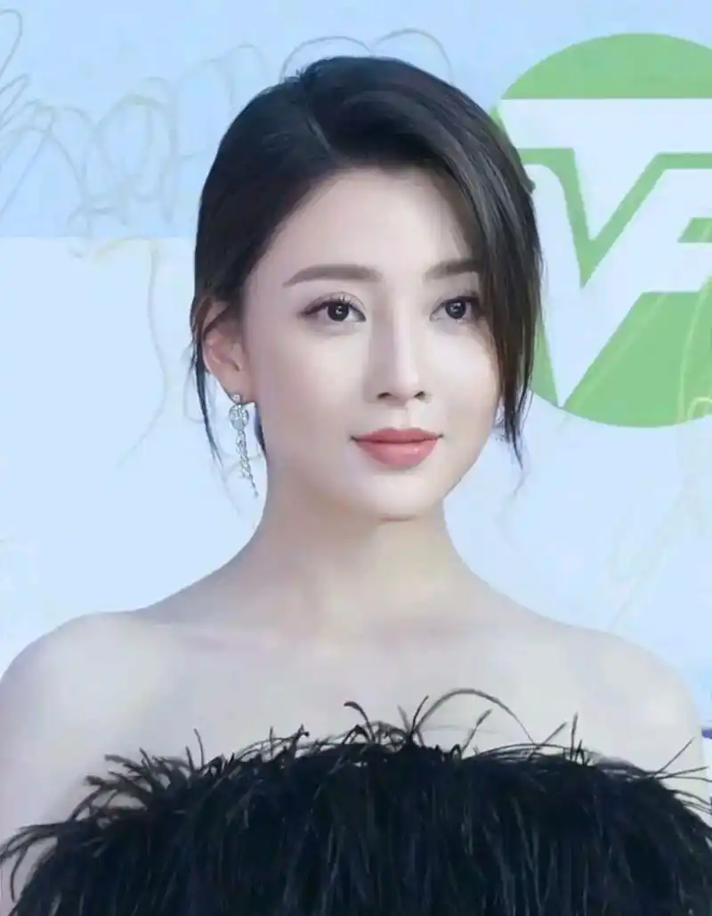 谁懂啊,谁能想象殷桃是79年出生的,这也太年轻太好看了吧!