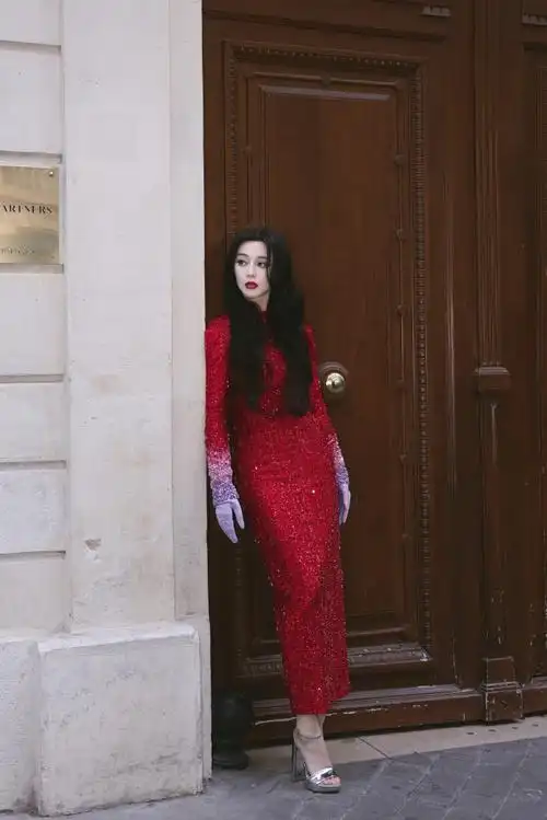 图丨演员@范冰冰以一袭georges hobeika 2024春夏高级定制亮片连身裙