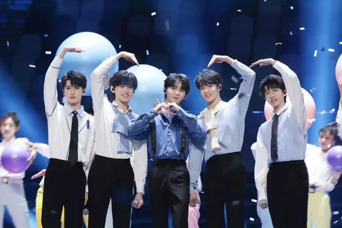 昨晚的西装小分队#时代少年团雅致西装,彰显有致沉稳#马嘉祺# - 抖音