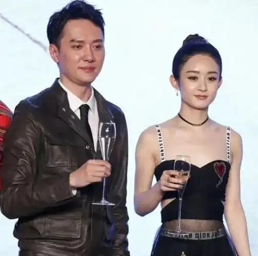 单膝跪地甘当人形座椅,俩助理贴身伺候|离婚|赵丽颖|娱乐圈|女助理