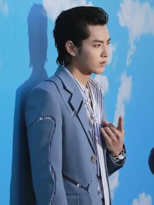 吴亦凡冰川蓝镂空西装