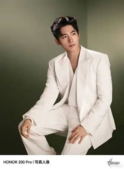 杨洋首发荣耀200 pro人像样张!"写真人像"表现出色