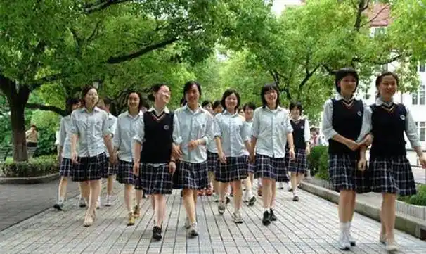 部分专家建议把校服改为汉服真的可行吗汉服真的不能当作校服