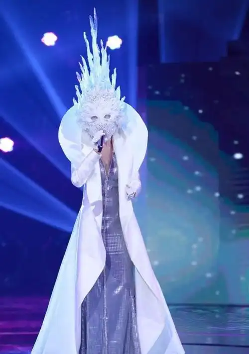 蒙面唱将面具舞台上意外脱落,评委和观众傻眼,现场差点失控