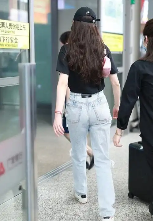 唐嫣的好身材看得见半袖牛仔裤穿搭似路人但腿长比例却惊艳