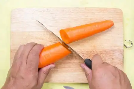 厨师切胡萝卜图片