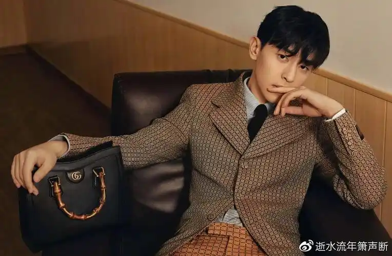 邓伦也一直没有出头的机会,只能演一些配角,出道几年都只是圈中的小