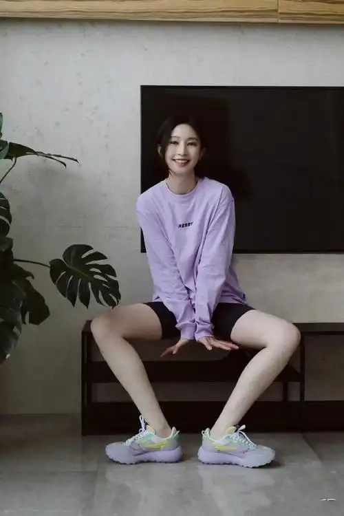 张俪穿着休闲短裤,露出美腿,坐在地板上姿态好漂亮._字型