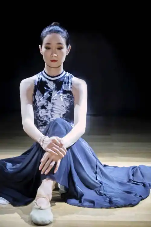 2004年,张艺谋要拍《十面埋伏》时,虽然章子怡是舞蹈专业出身,但是