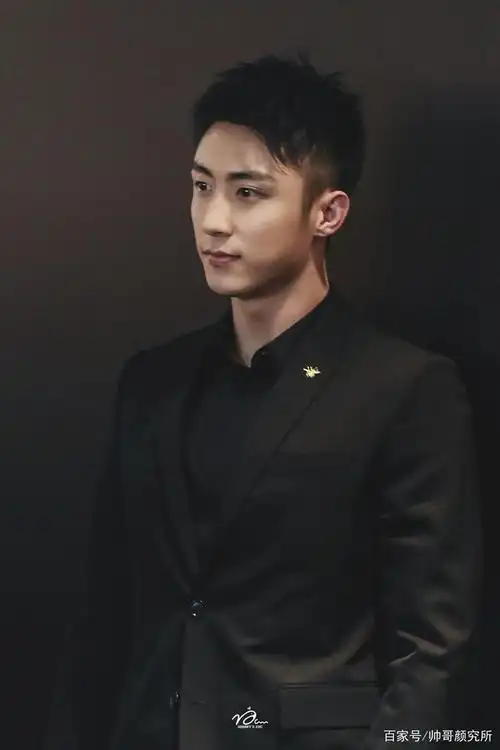 黄景瑜最新寸头造型完美诠释行走的荷尔蒙